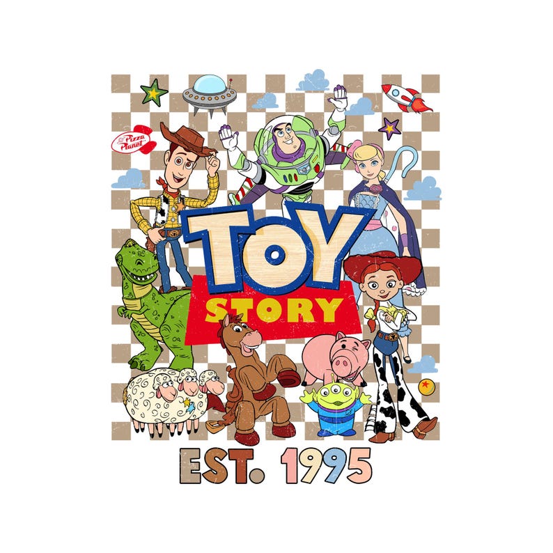 Puede incluir: Gr&aacute;fico colorido con personajes de la pel&iacute;cula animada "Toy Story". El dise&ntilde;o incluye a Woody, Buzz Lightyear, Jessie y otros personajes, con las palabras "Toy Story" y "EST. 1995". El fondo tiene un patr&oacute;n de cuadros.