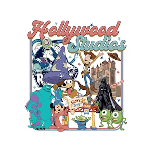 Könnte beinhalten: Ein farbenfrohes Grafikdesign mit verschiedenen Disney-Figuren, darunter Woody, Buzz Lightyear, Mickey Mouse und Sully, mit dem Text "Hollywood Studios" in einer Retro-Schriftart. Das Design beinhaltet ein Gebäude und Sterne.