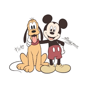 Peut inclure: Illustration de Mickey Mouse et Pluto. Mickey Mouse porte un short rouge, des chaussures jaunes et des gants noirs. Pluto est un chien beige avec un collier rouge et la langue sortie. Les mots "Mickey Mouse" et "Pluto" sont écrits en cursive.