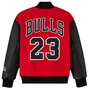 Puede incluir: Chaqueta universitaria roja y negra con la palabra "BULLS" y el número "23" en la espalda. La chaqueta tiene mangas negras, cuello y puños negros. La chaqueta es de estilo clásico.