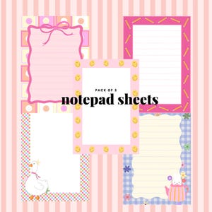 Op de afbeelding: Een pak van vijf notitieblokvellen met diverse ontwerpen. De notitieblokken hebben roze, gele en blauwe randen met patronen zoals strikken, potloden, smiley-gezichten en een gans. De tekst "notepad sheets" wordt weergegeven.