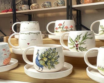 Handgefertigte Pfau Keramiktasse mit Untertasse - Handbemalte künstlerische Keramiktasse, einzigartige handwerkliche Kaffeetasse, dekorative Teetasse