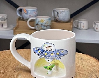 Außerirdische Entführung Katzenbecher, handgemachte Keramikkaffeetasse mit Glas Alien Anhänger, Katzenliebhaber Geschenk, lustige UFO-Keramik, einzigartiges handwerkliches Trinkgefäß