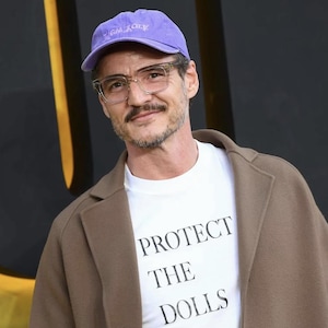 PROTECT THE DOLLS-T-shirt 25% donatie aan liefdadigheidsinstelling aan Britse transrechten
