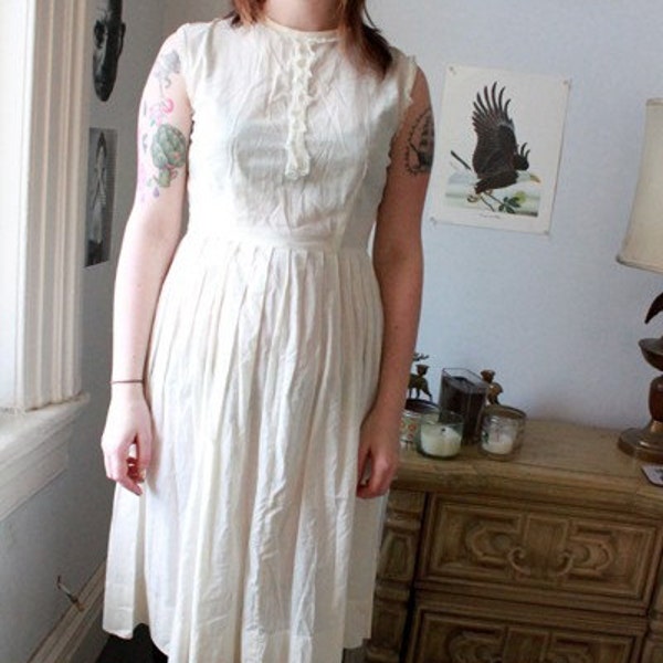 White vintage sleeveless 50s/60s cotton summer dress size small