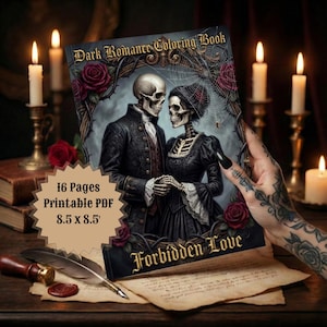 Puede incluir: Un libro para colorear titulado "Dark Romance Coloring Book" con una pareja esquelética con atuendo victoriano. La portada incluye rosas y telarañas. El libro mide 21,6 x 21,6 cm y tiene 16 páginas.