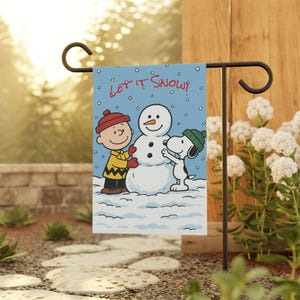 Flaga ogrodowa „Let It Snow Charlie Brown” z bałwanem | Baner ogrodowy, zimowa dekoracja ganku