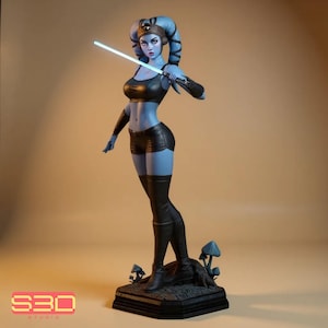 Puede incluir: Estatua de una figura femenina de piel azul que sostiene un sable de luz azul brillante. La figura lleva un top, pantalones cortos y botas negros. La estatua está sobre una base con estructuras de hongos. El logotipo de S3D Studio es visible.
