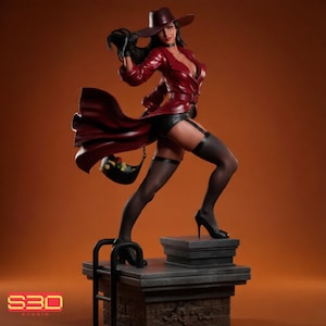 Puede incluir: Una figura coleccionable de un personaje con una gabardina de color rojo oscuro, un sombrero de ala ancha a juego, guantes negros y zapatos de tacón negros. El personaje se encuentra sobre una base de ladrillo con una escalera.