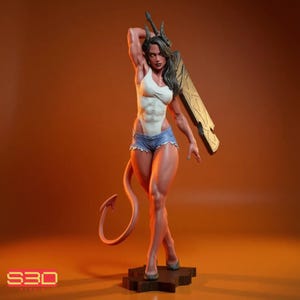 Puede incluir: Figura detallada de una demonio femenina con cuernos, cola y físico musculoso. Viste un body blanco, shorts de mezclilla y sostiene una gran espada. La figura se encuentra sobre una base marrón con el logo "S3D".