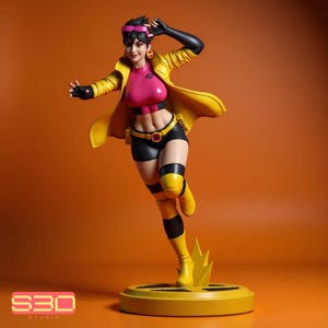 Könnte beinhalten: Detaillierte Figur einer Superheldin in dynamischer Pose. Sie trägt ein pinkfarbenes Oberteil, schwarze Shorts, eine gelbe Jacke und gelbe Stiefel. Der Sockel ist gelb und der Hintergrund orange. Die Figur hat ein stilisiertes Design.