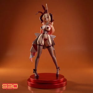 Puede incluir: Figura detallada de una mujer con un atuendo temático de conejita, con una combinación de colores rojo y blanco. La figura está posada sobre una plataforma roja, con el logotipo de S3D Studio visible. El atuendo incluye detalles en forma de corazón y medias de rejilla.