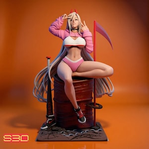 Peut inclure: Figurine imprimée en 3D d'un personnage féminin en sweat à capuche rose, short et baskets, avec de longs cheveux blonds et des cornes rouges. Elle est assise sur un baril rouge, faisant le signe de la victoire. Une faux et une batte de baseball sont également présentes.