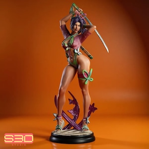 Può includere: Statuetta dettagliata di una guerriera in posa dinamica, con due katane. La figura indossa un completo rosa e verde con dettagli floreali e una fascia sulla gamba. La base è nera con elementi decorativi viola e verdi. Lo sfondo è arancione.