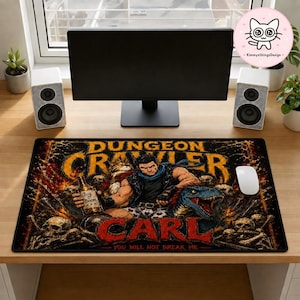 Puede incluir: Una alfombrilla de escritorio rectangular con una ilustración gráfica del personaje Dungeon Crawler Carl, sosteniendo una botella con la etiqueta Jug of Boom, junto a un dinosaurio azul, calaveras y el texto You Will Not Break Me.