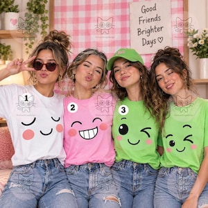 Peut inclure: Quatre t-shirts arborant des visages de dessins animés : un blanc avec un visage endormi, un rose avec un visage souriant, et deux vert citron avec des visages faisant un clin d'œil. Portés avec des jeans bleus et une casquette verte.