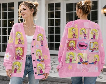 Könnte beinhalten: Eine rosa Strickjacke mit einem wiederkehrenden Cartoon-Charakter mit blonden Haaren und lila Oberteil, akzentuiert durch weiße und gelbe Blumenmuster. Die Rückseite zeigt ein Raster aus Charakter-Panels und eine blaue Wolke mit dem Text Name.