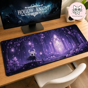 Può includere: Un tappetino da scrivania rettangolare con un'illustrazione nei toni del viola del personaggio Hollow Knight in piedi in un giardino gotico con lanterne e fiori luminosi, architettura ad arco e una luce intensa sullo sfondo.
