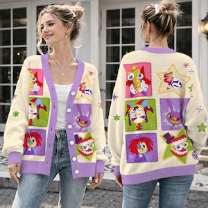 Pode incluir: Um cardigã de malha cor de creme com um design de patchwork vibrante de personagens de desenhos animados e estrelas em roxo, vermelho, amarelo e verde. A peça tem uma carcela de botões roxa, mangas compridas com punhos roxos e decote em V.