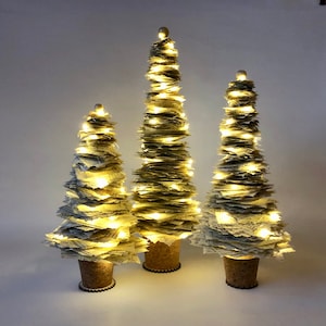 Árboles de papel reciclado hechos de libros para decorar el hogar y las fiestas (con luces opcionales disponibles)