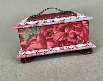 Cadeau élégant, boîte à trésor ou boîte à bijoux dans des tons rouges
