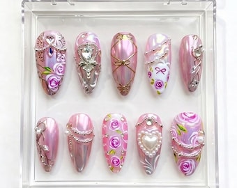 Unghie finte rosa cromate con rose, design floreale 3D con perle e strass, stile principessa di lusso, unghie da sposa eleganti, regalo per lei