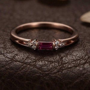 Rubin-Baguette-Ring aus Sterlingsilber: Minimalistischer Stapelring aus Roségold