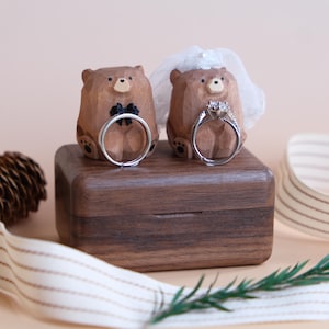 Può includere: Un set di tre tazze in ceramica con finitura opaca e macchiettata. Le tazze sono nei toni del crema, grigio chiaro e grigio scuro. Ogni tazza ha un design semplice e minimalista e un manico arrotondato.