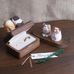 Könnte beinhalten: Rustikales Holzschild mit dem Text "Welcome to our home" in weißer Schrift. Das Schild hat eine Used-Optik und ein schlichtes, einladendes Design, ideal für die Eingangsbereichsdekoration.