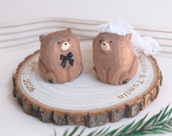 Personalisiertes Bärenpaar, handgeschnitztes Brautpaar aus Holz, individuelle Namen und Datum, Tischdekoration aus Holzscheiben