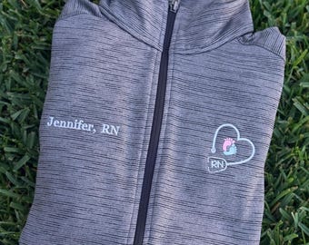 Veste polaire zippée brodée monogramme pour infirmière, motif pieds de bébé et cœur, sweat-shirt Steth, cadeau de fin d'études, accouchement, maternité, soins intensifs néonatals, doula, sage-femme