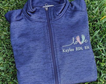 Sweat-shirt polaire zippé avec broderie monogramme « Love Baby Feet » (petits pieds de bébé), cadeau de fin d'études, accouchement, maternité, doula en néonatalogie, sage-femme