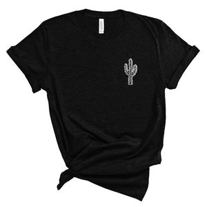Puede incluir: Camiseta negra con un gr&aacute;fico de cactus blanco en el pecho izquierdo.
