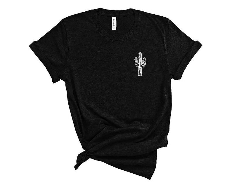 Puede incluir: Camiseta negra con un gr&aacute;fico de cactus blanco en el pecho izquierdo.