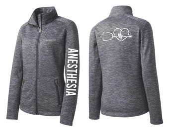 Chaqueta personalizada de enfermera anestesista (CRNA) con cremallera y forro polar, ideal como regalo médico para anestesiólogos y enfermeros.