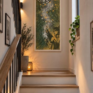 Könnte beinhalten: Ein vertikales, rechteckiges Wandbild in einem weißen Rahmen mit einem dunkelgrünen Waldhintergrund, einer Figur mit schwarzen Flügeln und einem leuchtenden Vegvisir-Symbol oben. Ein Pfad aus funkelnden Sternen steigt von der Hand auf.