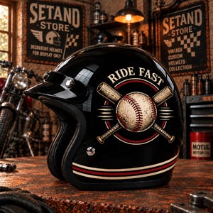 Può includere: Un casco da moto nero lucido a viso aperto con una grafica raffigurante una palla da baseball incrociata con due mazze di legno. Il testo RIDE FAST è stampato in bianco sopra la grafica. Il casco include una visiera nera e strisce rosse e bianche.