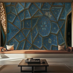 Puede incluir: Una escena de diseño de interiores con una gran pared con un patrón geométrico azul y dorado. Un banco marrón con almohadas se encuentra debajo de la pared. La habitación incluye una mesa de centro, dos sofás y una mesa auxiliar de madera.
