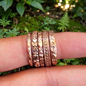 Conjunto de anillos apilables de cobre hechos a mano: Anillos llamativos grabados
