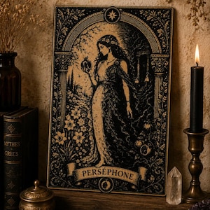 Può includere: Una targa rettangolare in legno con un'illustrazione dettagliata in nero e oro di Persefone che tiene in mano un melograno. L'opera raffigura una figura con un abito fluente circondata da fiori e colonne architettoniche, con il nome PERSEPHONE stampato su un nastro al centro in basso.