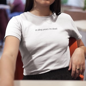 犬の年で私は死んでいます Y2K ベビー T シャツ 面白いミーム シャツ 彼女への面白いギフト