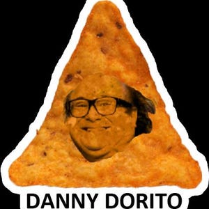 Puede incluir: Una pegatina que representa una patata frita Dorito con la cara de Danny DeVito con gafas. El texto "DANNY DORITO" est&aacute; impreso en blanco en la parte inferior. La pegatina tiene un borde blanco y un fondo negro.