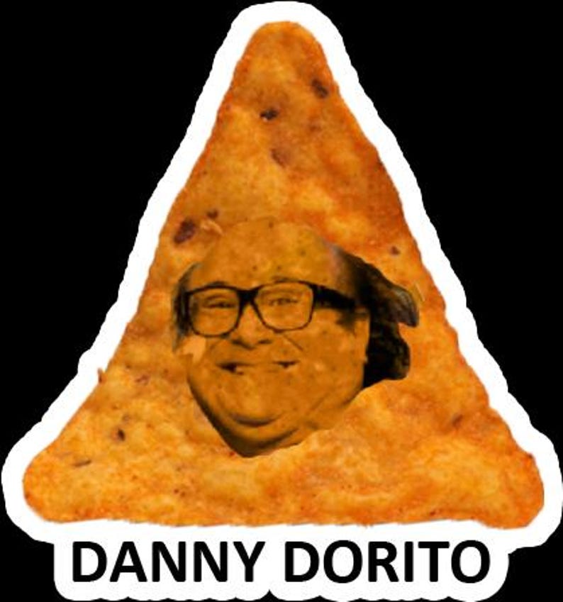 Puede incluir: Una pegatina que representa una patata frita Dorito con la cara de Danny DeVito con gafas. El texto "DANNY DORITO" est&aacute; impreso en blanco en la parte inferior. La pegatina tiene un borde blanco y un fondo negro.