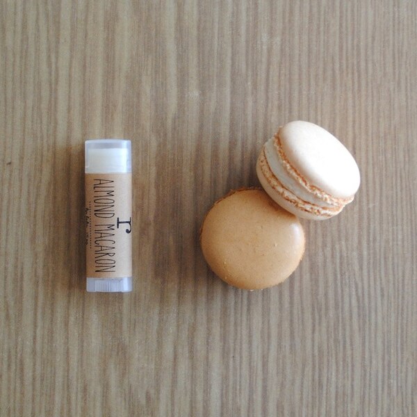 Bálsamo labial de macarrón de almendras, cera de abejas, manteca de cacao, aceite de almendras