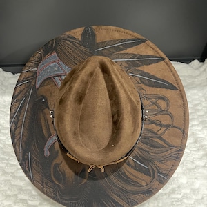 Fedora en daim végétalien gravé • Chapeau western cheval