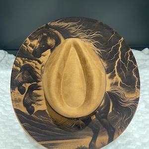 Fedora en daim végétalien • Chapeau western Lightning Stallion gravé