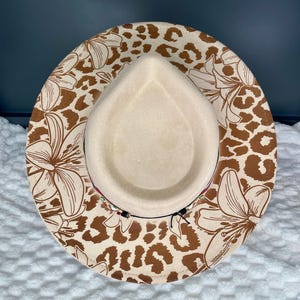 Gravierte Vegan Wildleder Fedora Hut mit breiter Krempe, Leopard und Lillies Design. Beigefarben