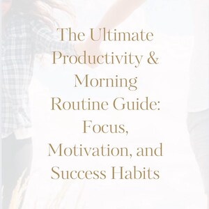Op de afbeelding: Afbeelding van een e-book cover met de titel "The Ultimate Productivity & Morning Routine Guide: Focus, Motivation, and Success Habits". De cover heeft een lichte achtergrond met tekst in een warme, neutrale tint. Het e-book is van BYEDSTUDIO.