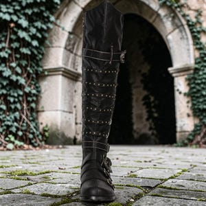 Renässansstövlar – Bruna konstläderskor med remmar och spännen – Cosplayskor med medeltida riddartema bild 10