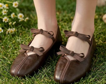 Zapatos Mary Jane de piel con doble tira y lazos – Cómodos zapatos planos de piel de vacuno con punta redonda en negro o marrón con forro de piel de cerdo.
